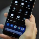Diferente do modo noturno usual, que só deixa as cores dos apps e sistema mais quentes, esse modo escuro tem como objetivo mudar todo o esquema de cor do Android. Desta forma, tons mais escuros tomam conta de menus, aplicativos do Google e aplicativos de outros desenvolvedores. Até mesmo o Instagram ganhou uma versão noturna com esse modo escuro do Android.