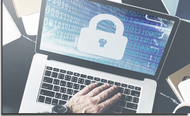 notebook com códigos de programação e um cadeado na tela