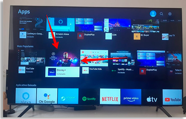 tela de busca de apps da smart tv, com setas vermelhas apontando para o disney+
