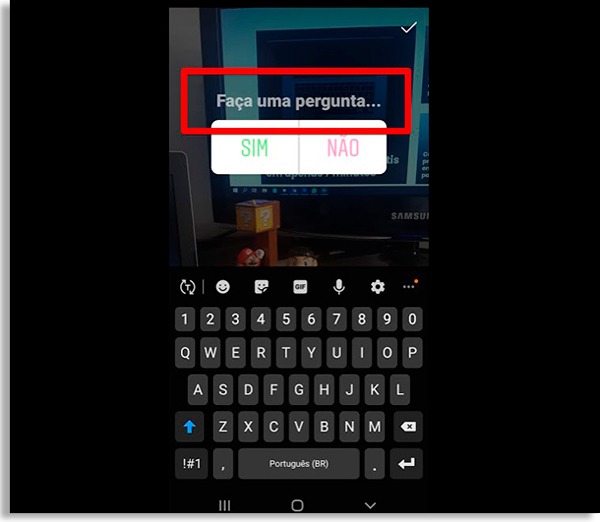 tela de adesivo de enquete de instagram, com caixa de borda vermelha destacando o campo onde deve escrever a pergunta