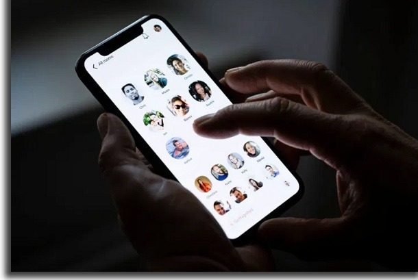 tela de smartphone com clubhouse aberto