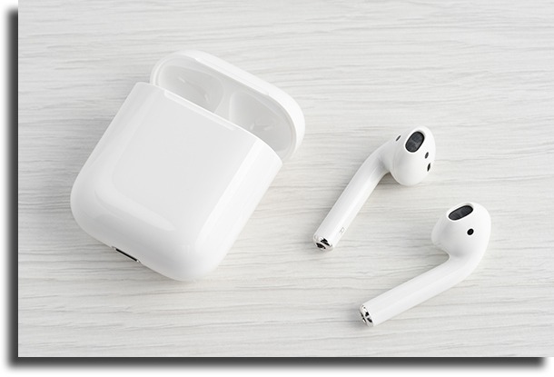 AirPods and case AirPods only charge one side