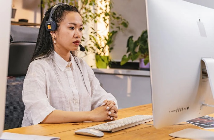 what does an e-commerce assistant do